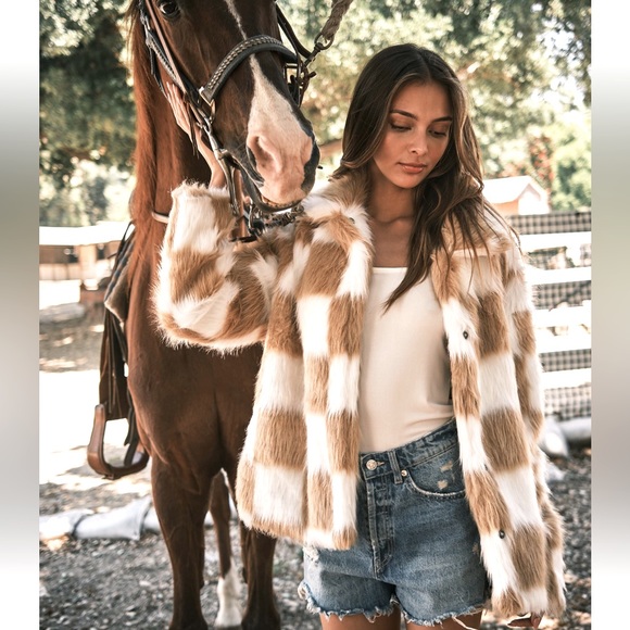 34 Absolutely beautiful Checkerboard Faux Fur Coat Jacket - Picture 2 of 7